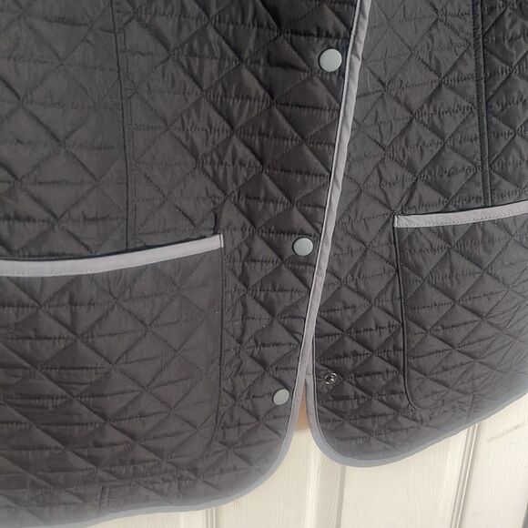 Unbranded Reversible Sleeveless Quilted Ladies Vest with High Collar. - Picture 4 of 6